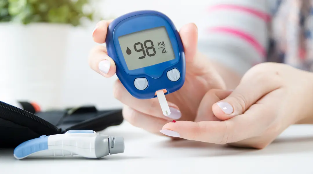 Glukometr, kobieta mierzy poziom cukru