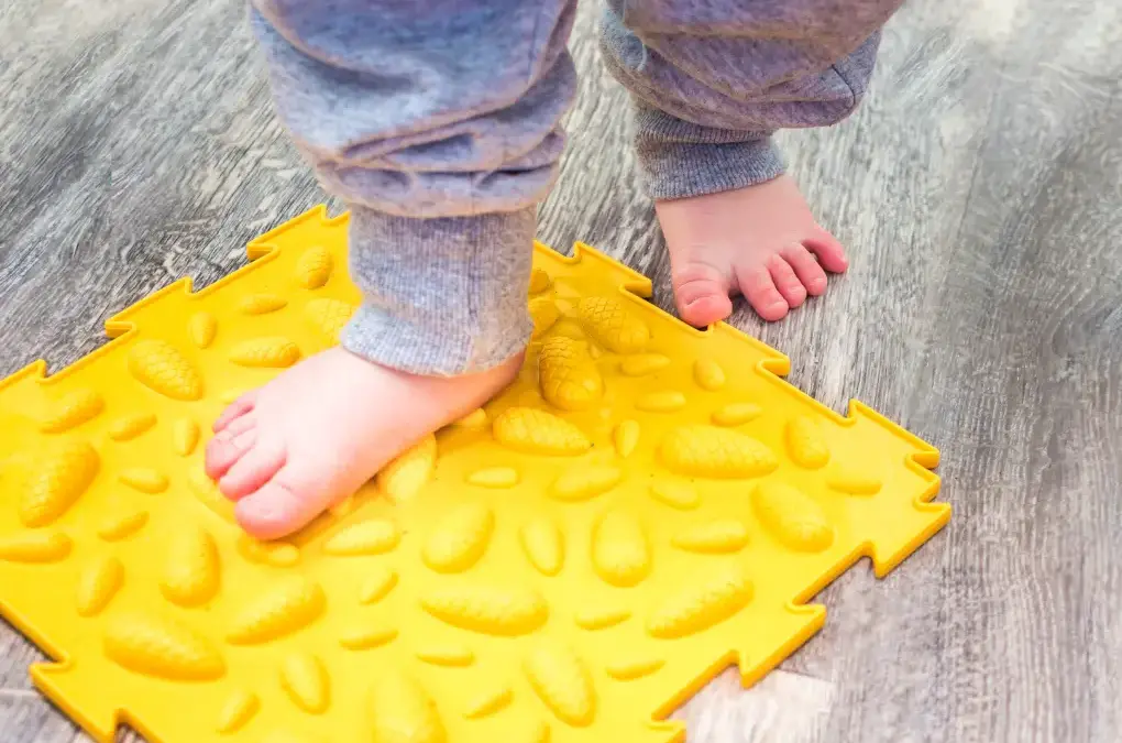 Koślawość stóp u dziecka. Masaż stóp chodząc po nierównych powierzchniach.